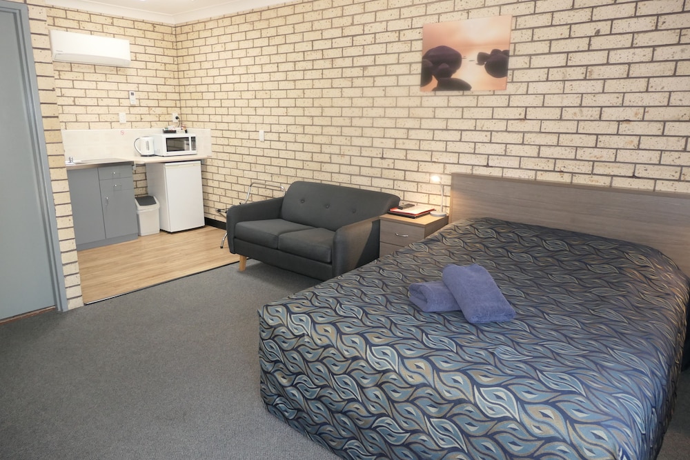 COWRA CREST MOTEL 22/50
