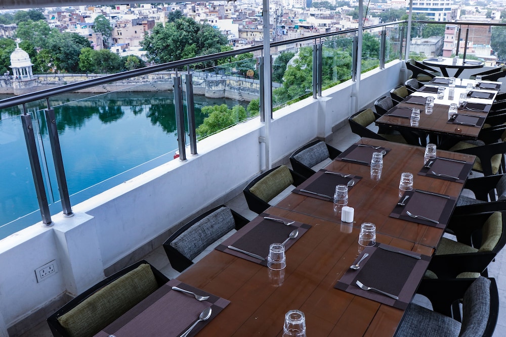 A Lake View Hotel Rajdarshan 34/49