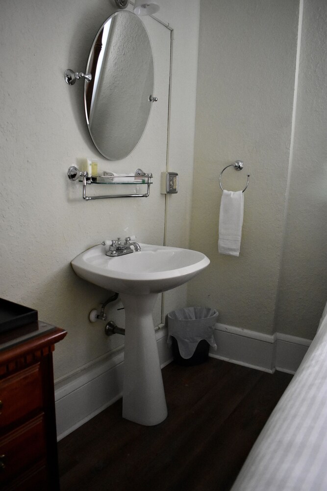 The DeLand Hotel 45/47