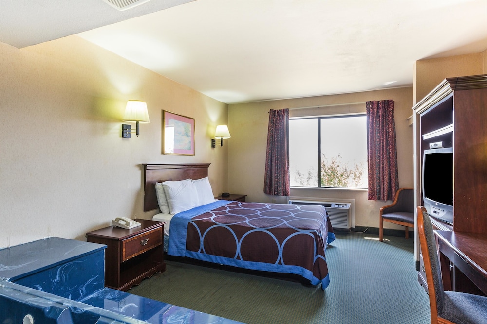 Super 8 by Wyndham Garland North Dallas Area 8/29