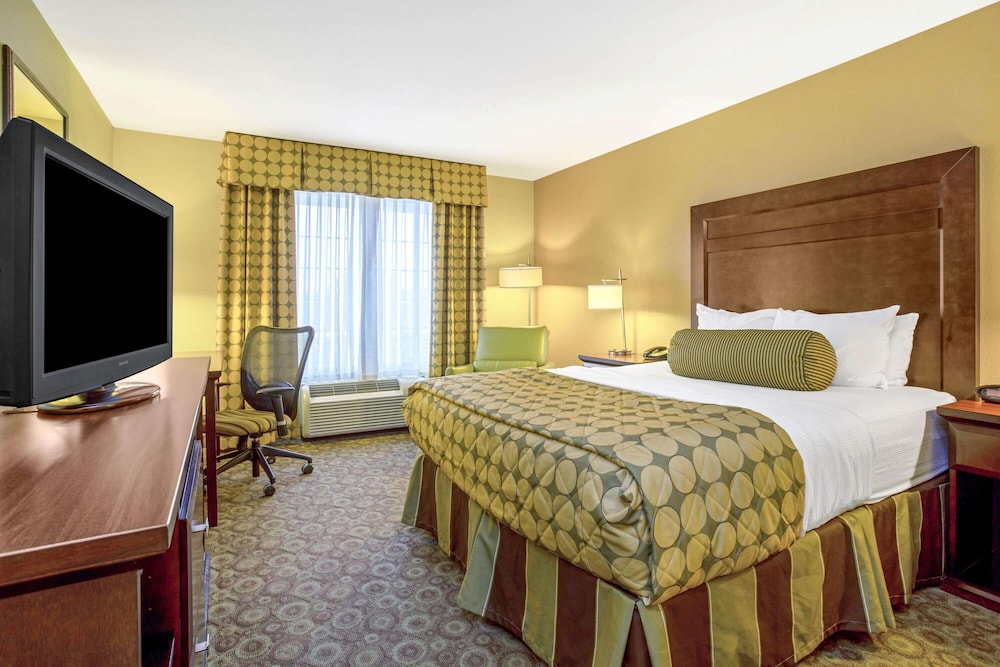 La Quinta Inn & Suites by Wyndham Dickinson 15/50