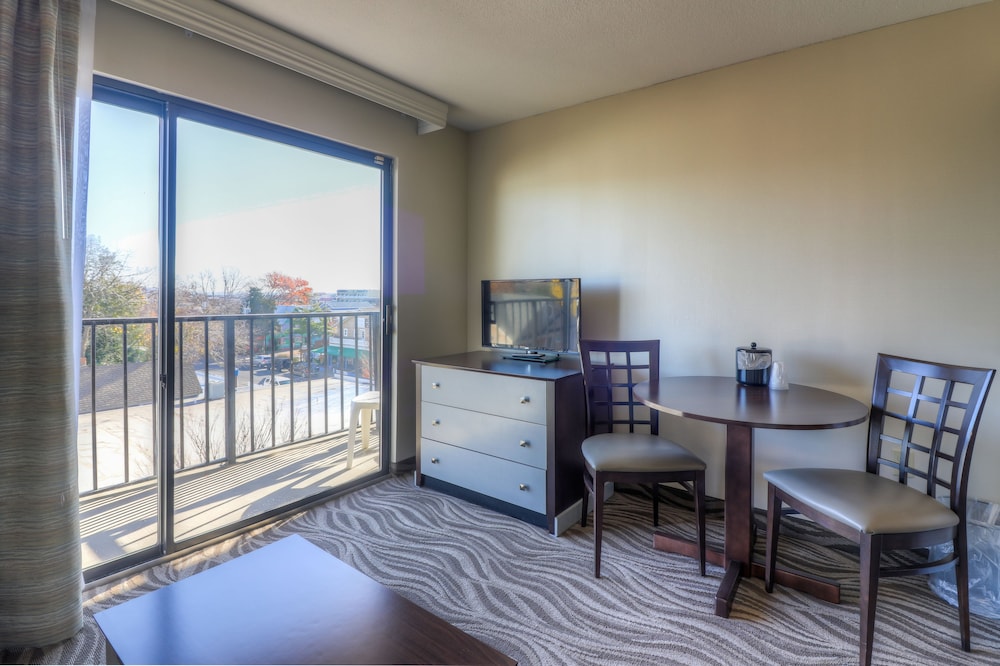 The Breakers Hotel and Suites 20/24