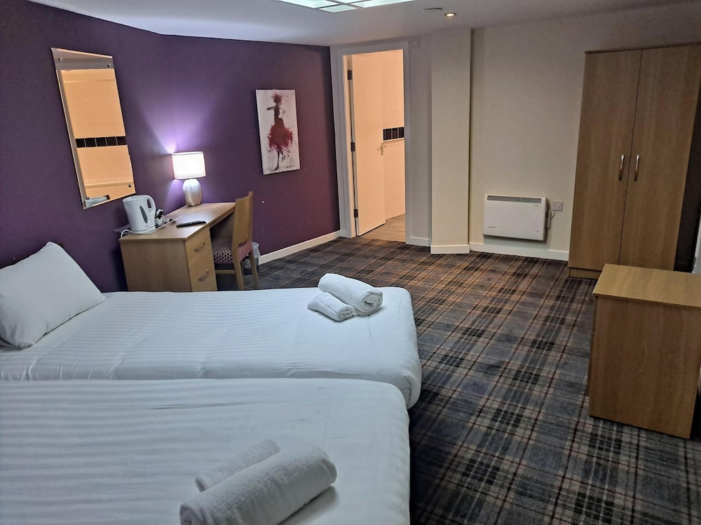 CLUB, TWIN BEDS, NO WINDOW