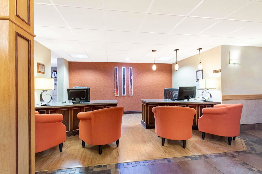 AmericInn by Wyndham Sheboygan 23/27