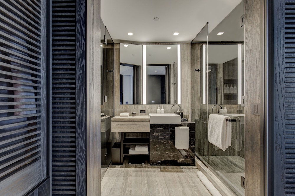 Equinox Hotel 24/78