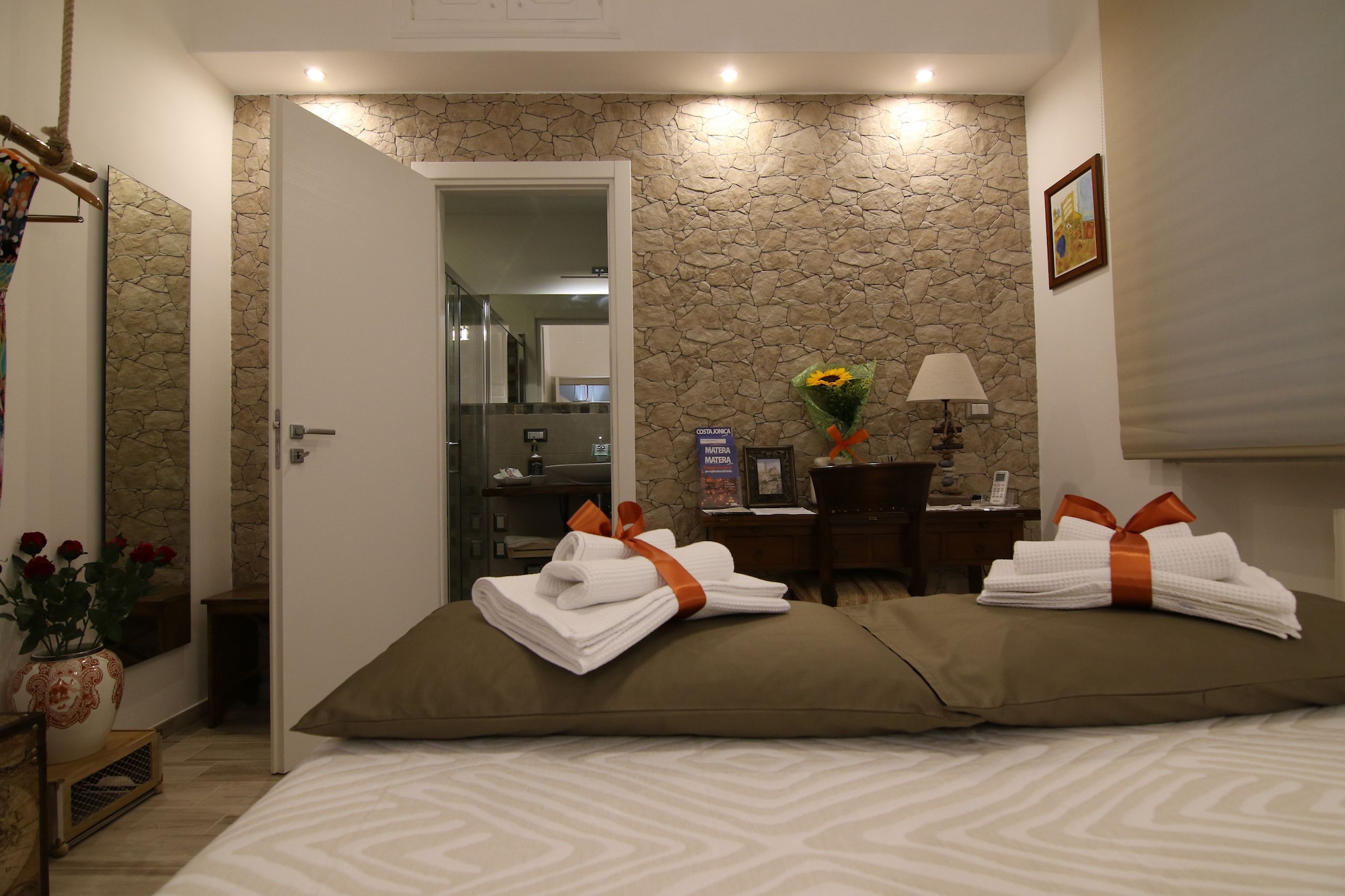 PETRA, SUITE, QUEEN BED, 2 SOFA