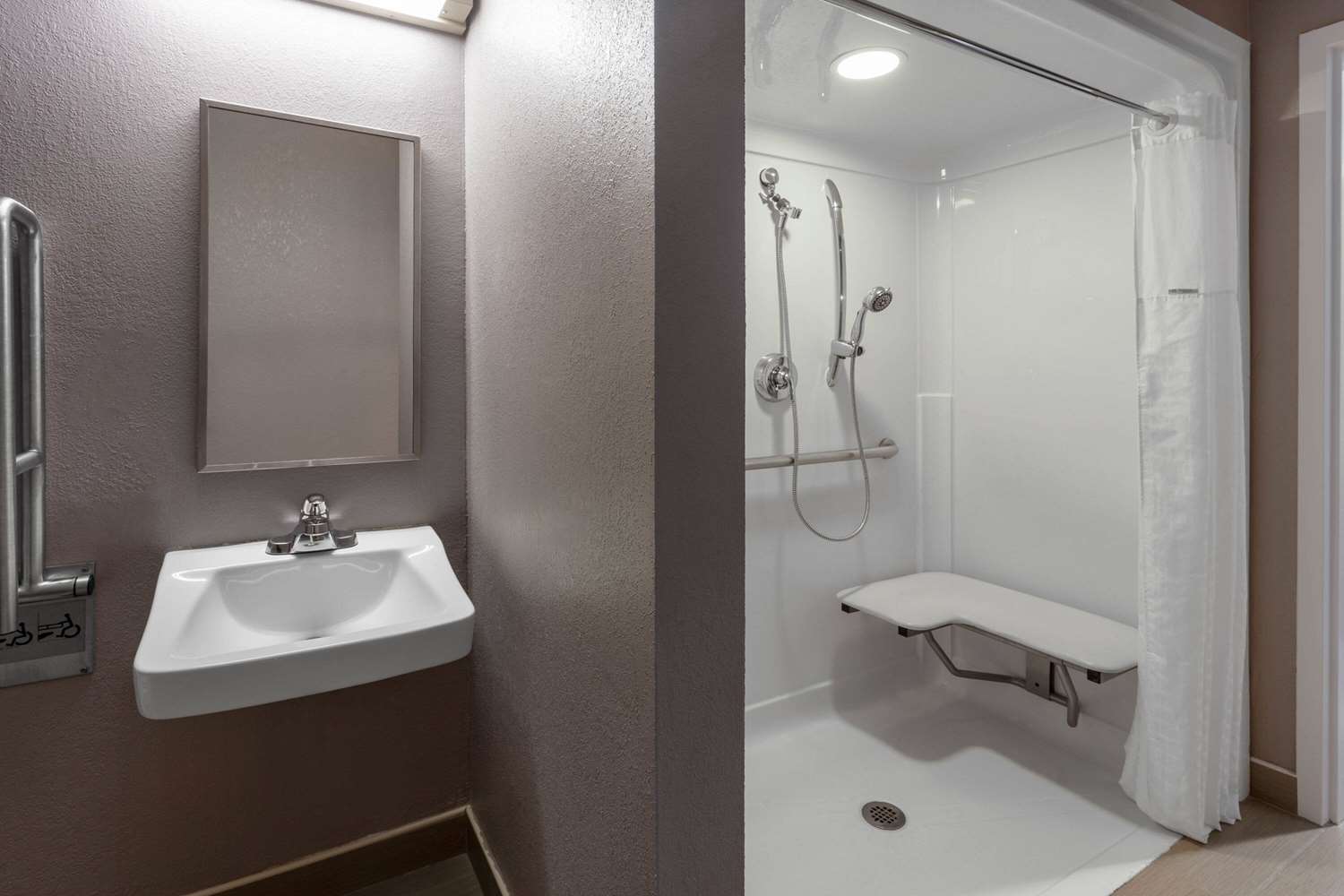 Microtel Inn And Suites Bethel 27/28