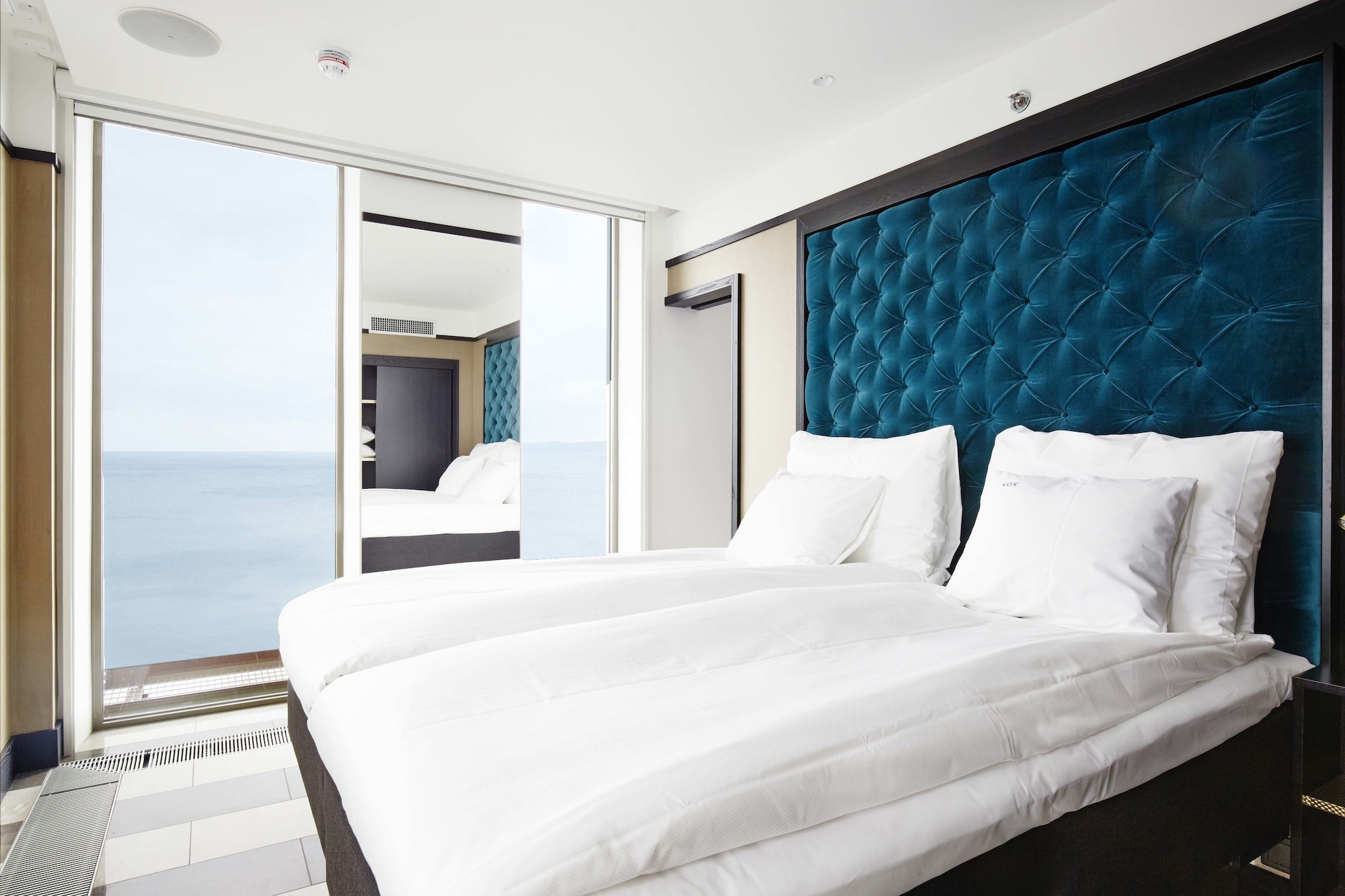 Victorian, Grand, Suite, King Bed, Lake View