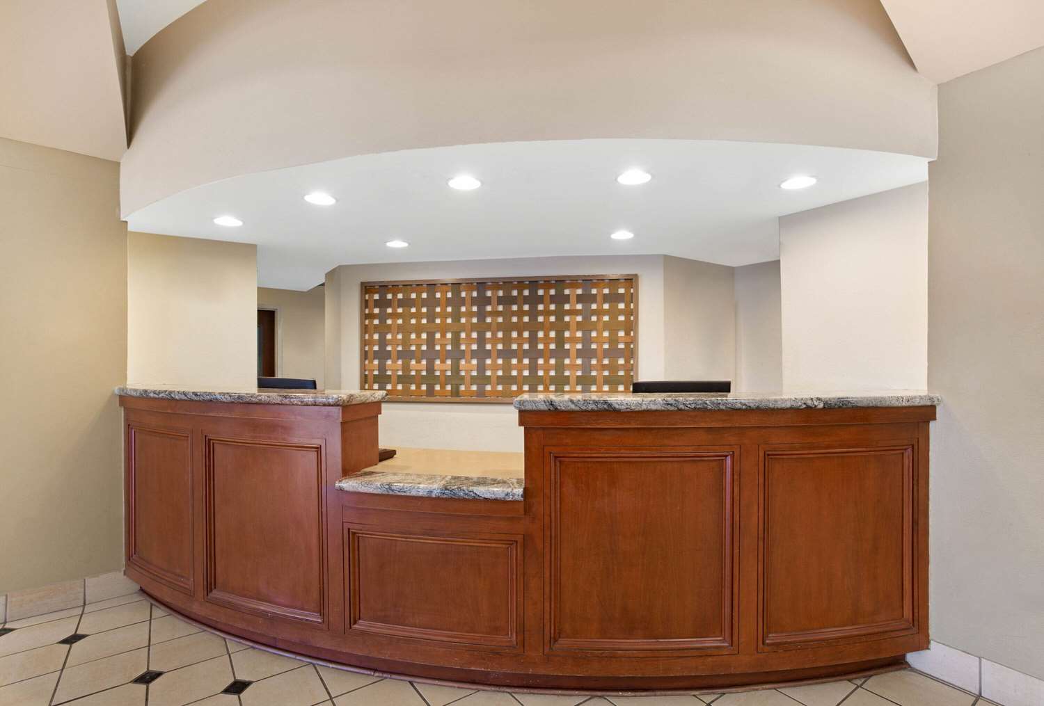 La Quinta Inn & Suites by Wyndham New Haven 8/49
