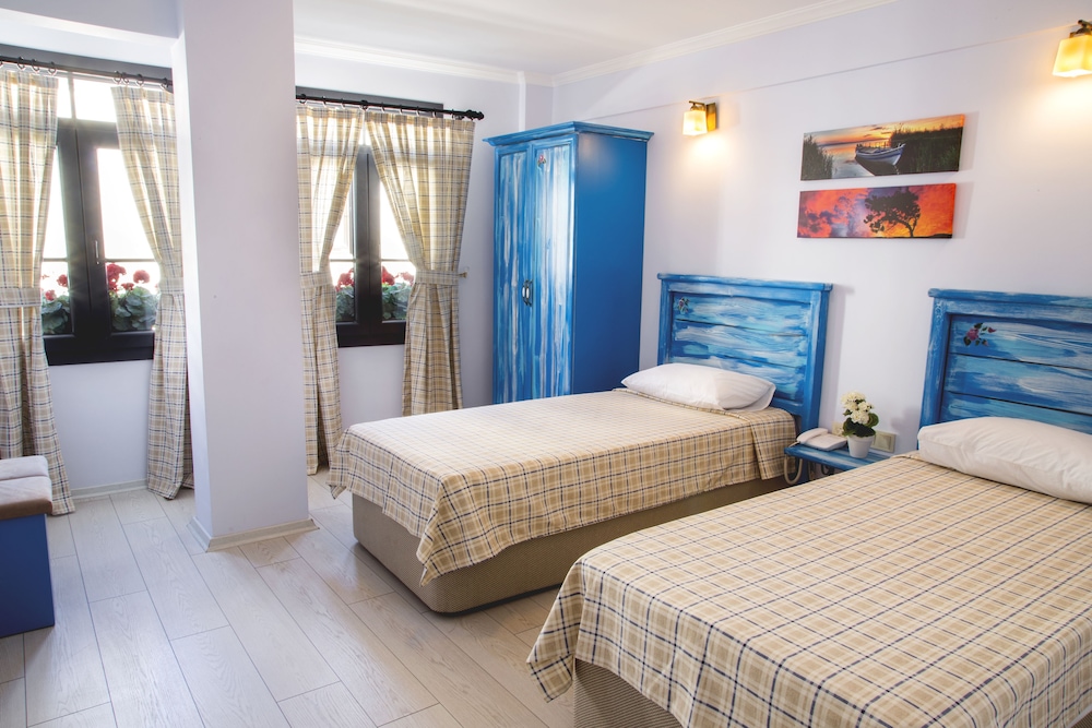 ROOM, DOUBLE OR TWIN BED