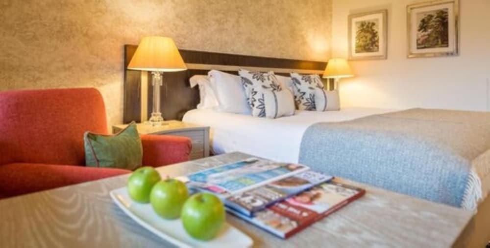 Careys Manor & Senspa 16/55