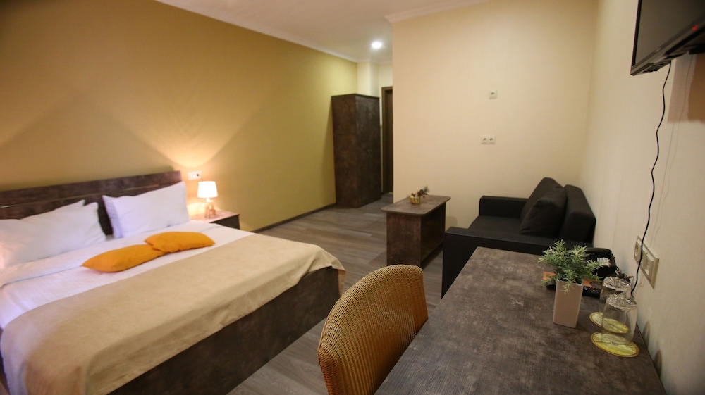 Nabadi Hotel 12/68