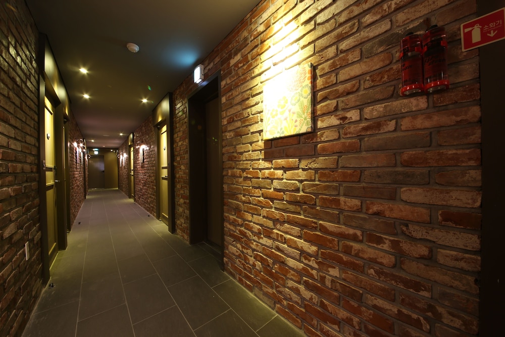 Brooks Hotel 31/50