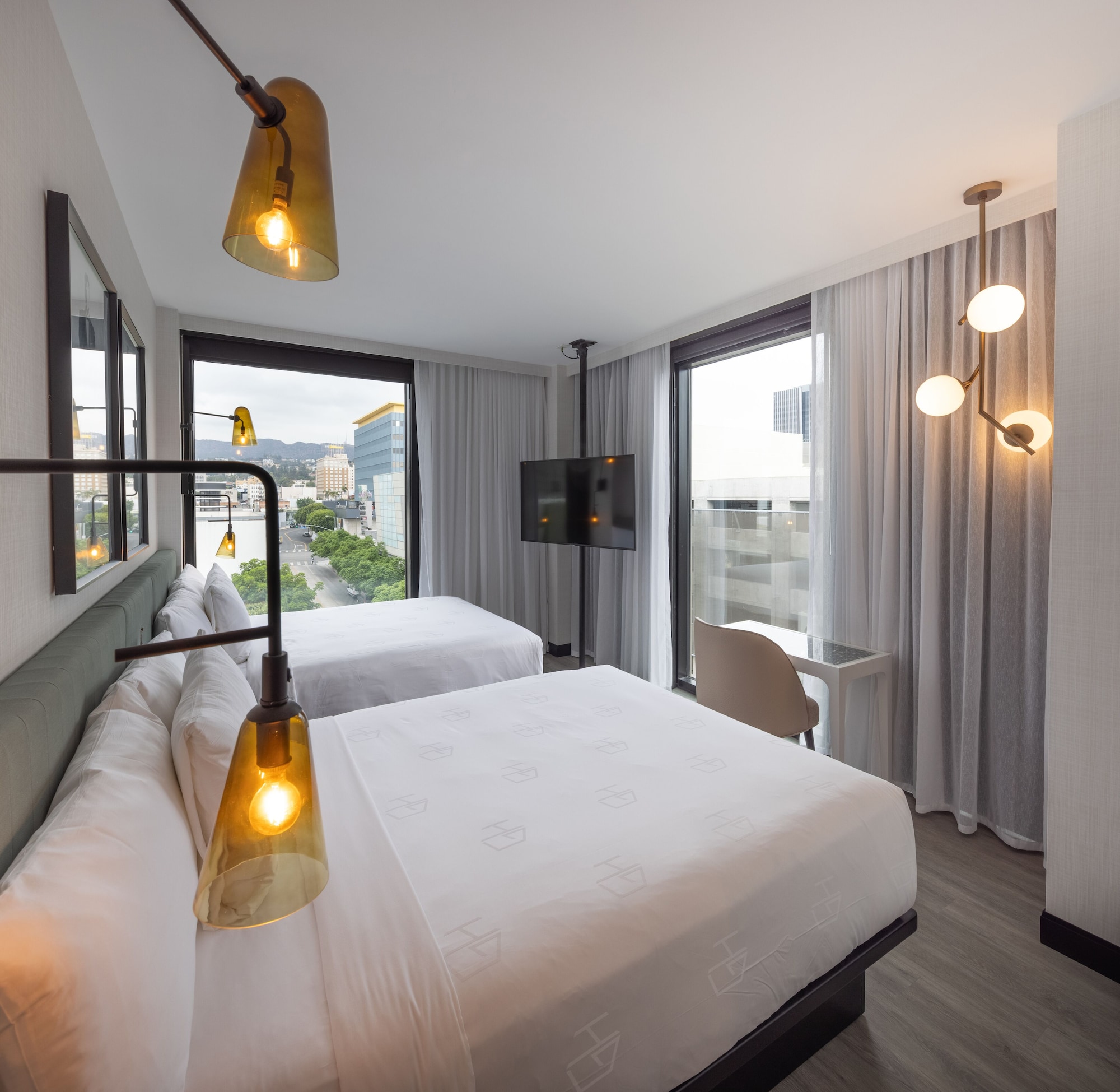 Hollywood, 2 Queen Beds