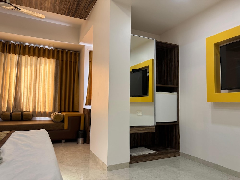 OYO Rooms Thaltej SG Highway 19/51