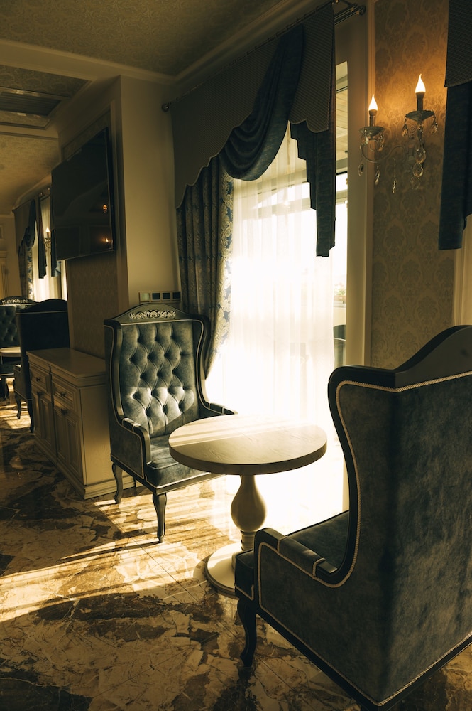 Emerald Suite Hotel 19/37