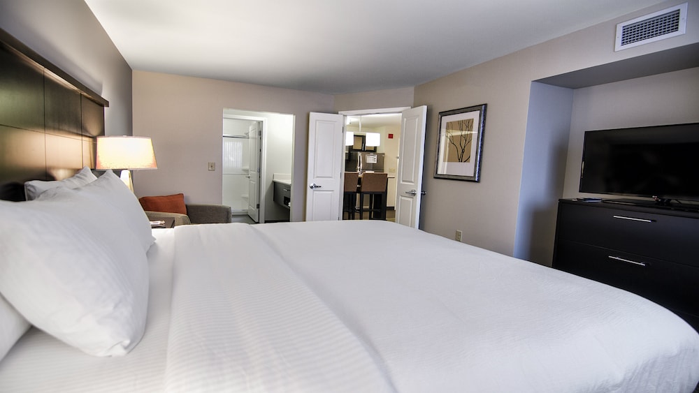 STAYBRIDGE SUITES MARQUETTE 19/82