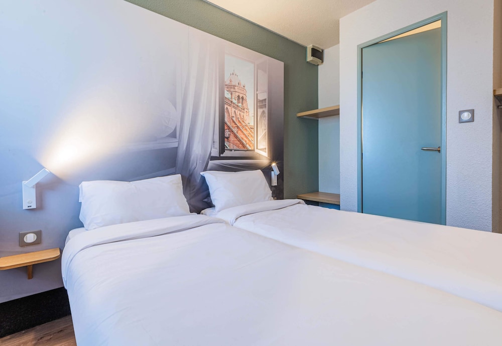 ROOM, TWIN BEDS