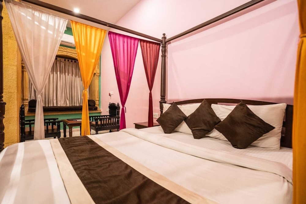 DELUXE, DOUBLE BED