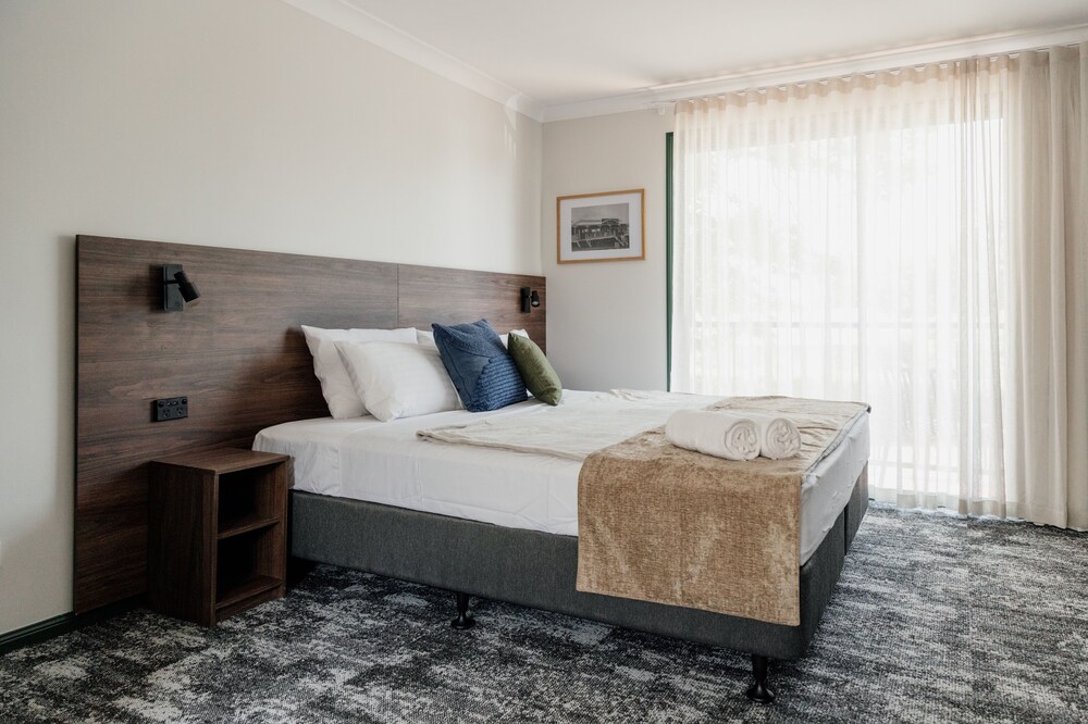 Wallaby Hotel 10/34