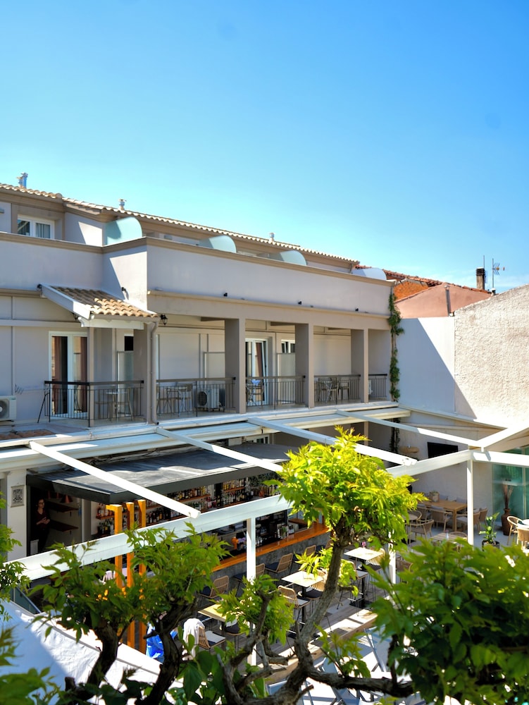 Telesilla Hotel 8/74