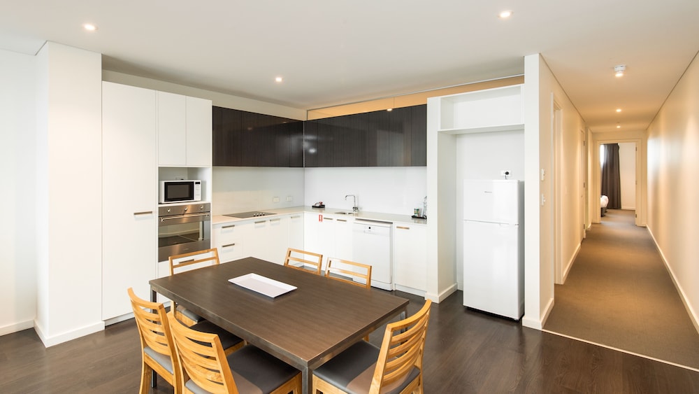 MAWSON LAKES HOTEL 50/64