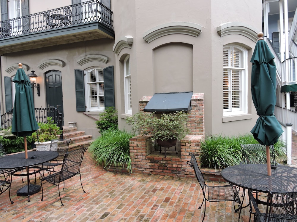 New Orleans Courtyard by the French Quarter 61/70