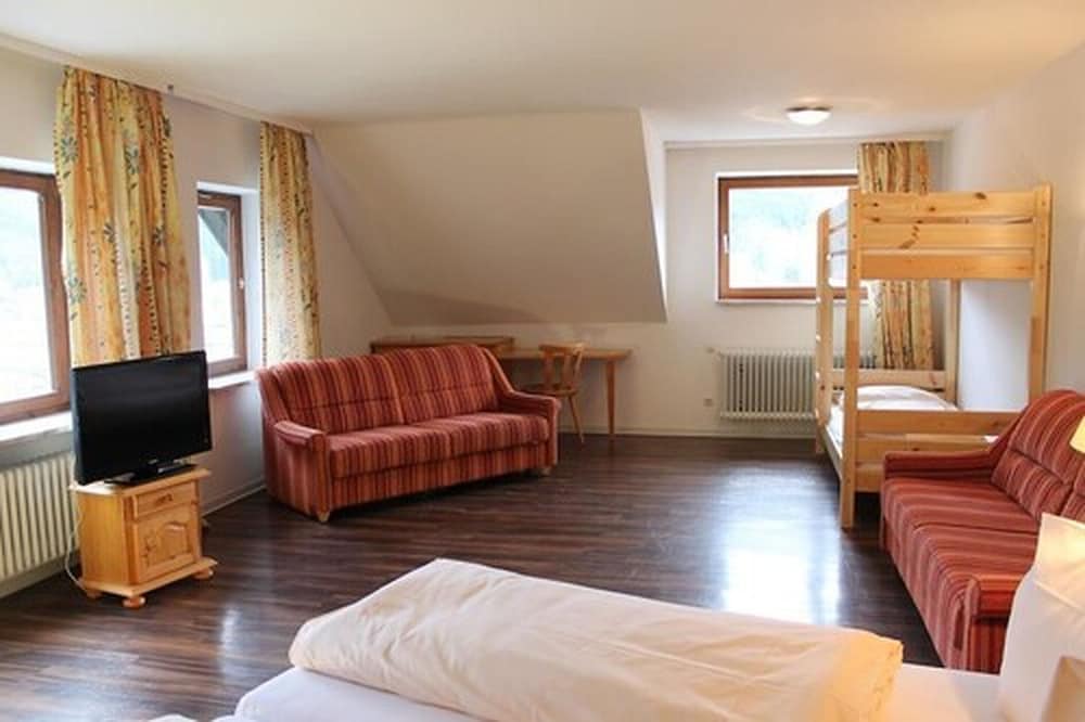 Room, 6 Beds, Bunk Bed, 2 Queen Beds, Xxl، Action Forest Aktiv Hotel 3/6