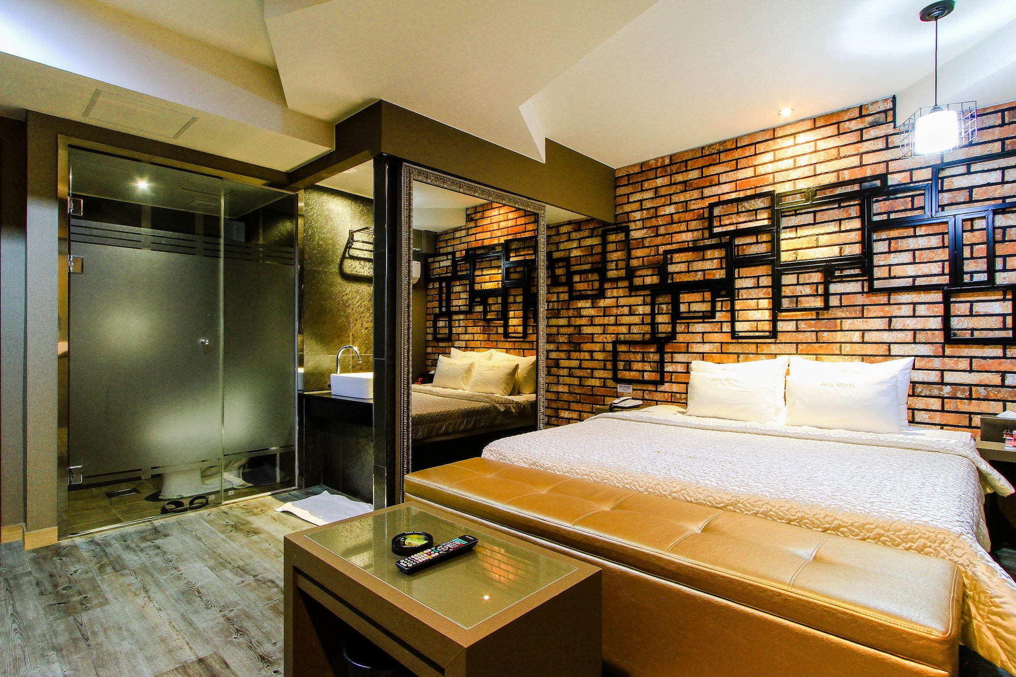 DELUXE, DOUBLE BED