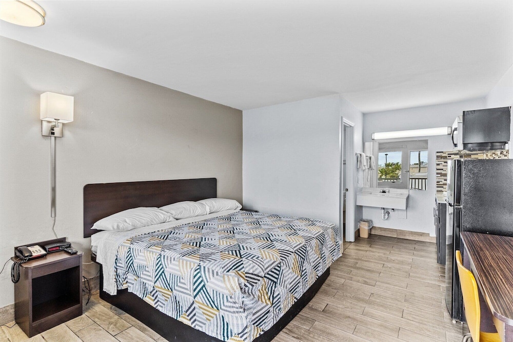 STANDARD, KING BED, KITCHENETTE