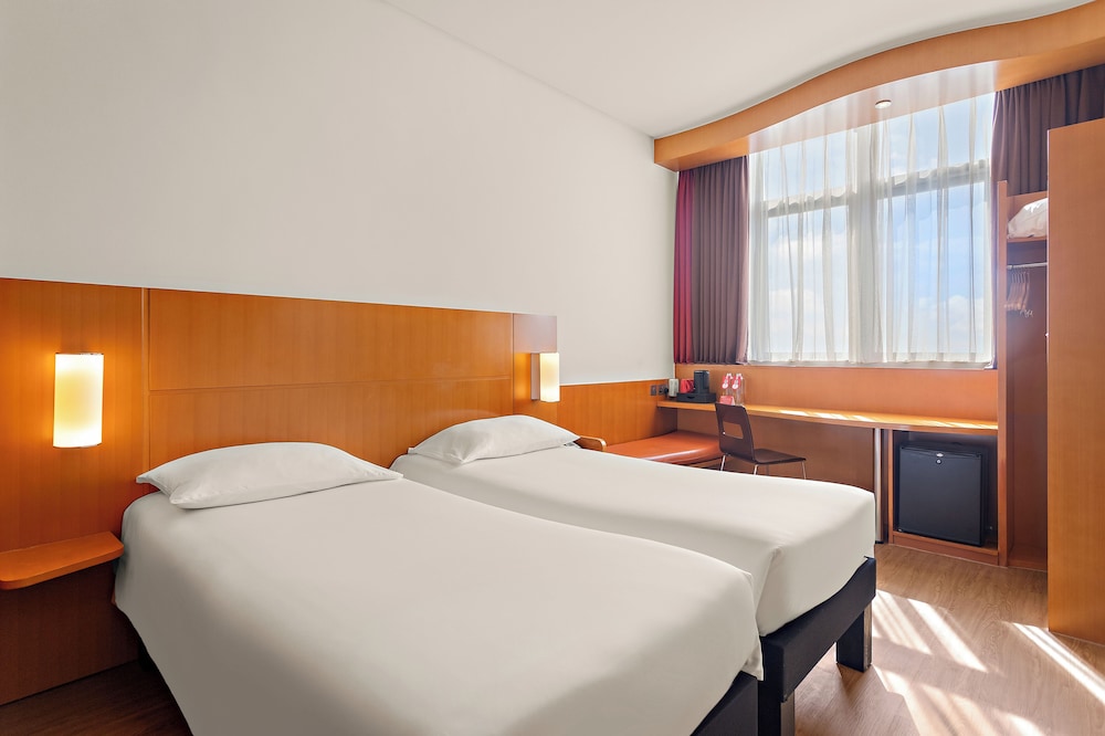 Ibis Abu Dhabi Gate Hotel 25/71