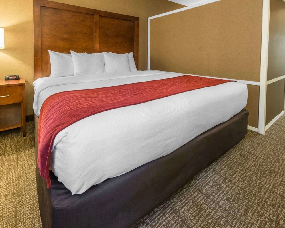 Comfort Inn & Suites Erie - Splash Harbor Indoor Waterpark 12/55