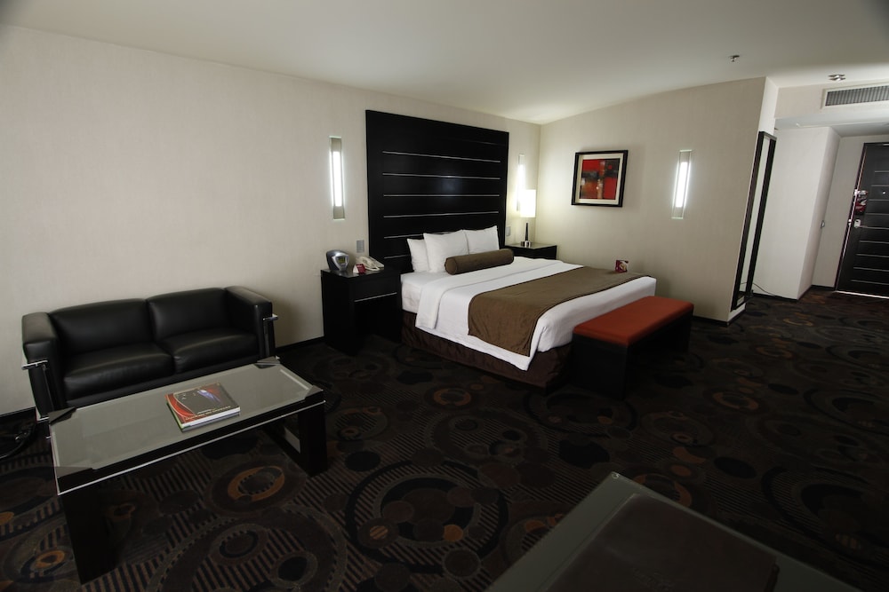 Crowne Plaza Toluca-Lancaster 24/78