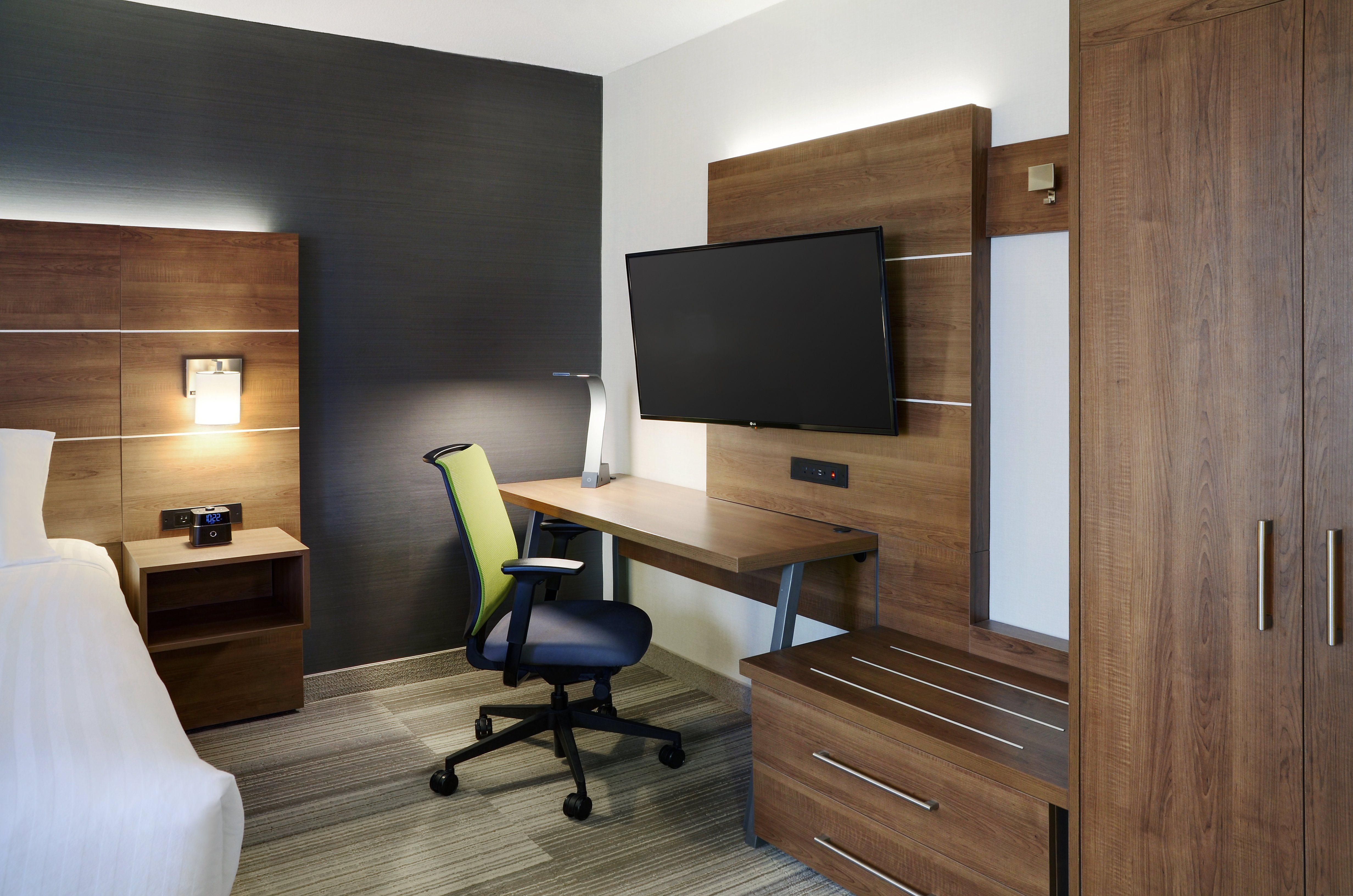 Holiday Inn Express Toronto Downtown 60/76