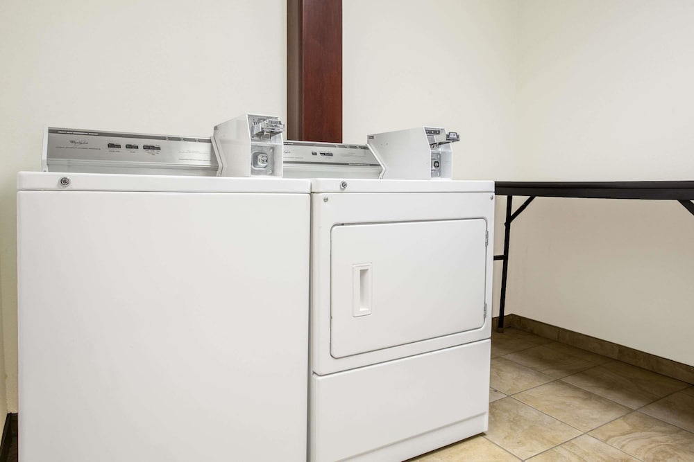 Super 8 by Wyndham Cedar Falls IA-University 12/19