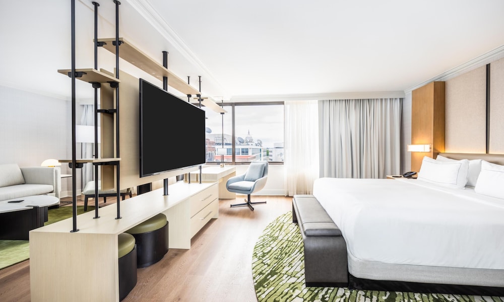 Studio, Suite, King Bed, Capitol View