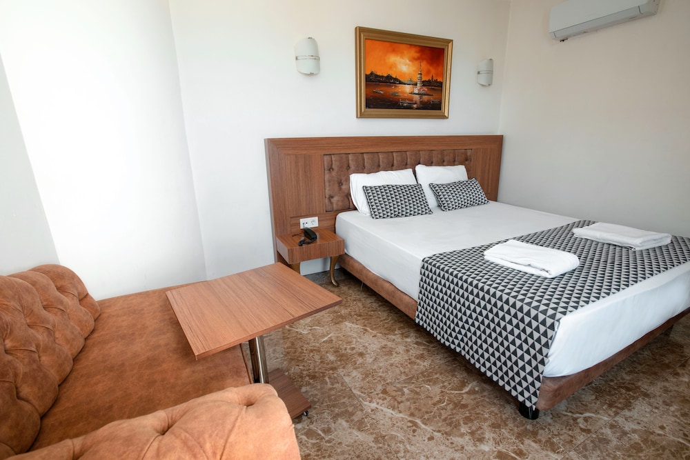 ROOM, DOUBLE OR TWIN BED, PARTIAL SEA VIEW