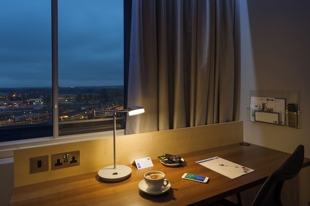 Holiday Inn Express Watford Junction 43/68