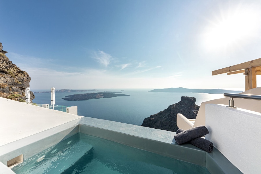 Pearl on the Cliff Santorini 43/50