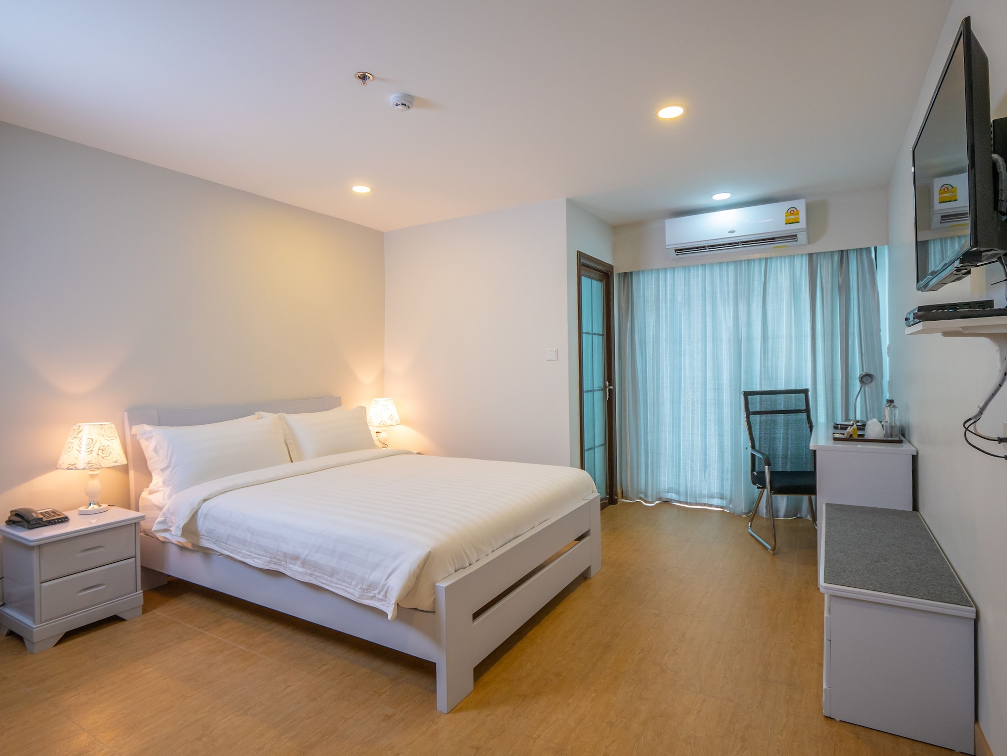 EXECUTIVE, TWIN BEDS