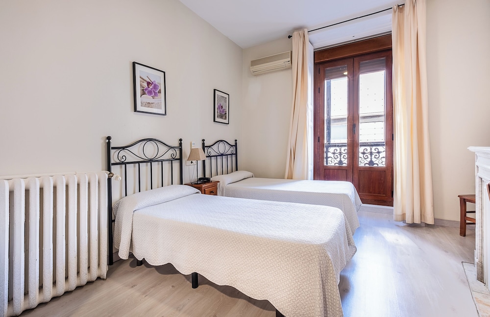 غرفة رباعية بسرير كوين وسريرين منفصلين بحمام خاص، Hostal El Pilar 3/10