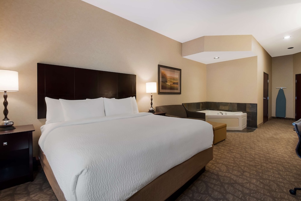 غرفة قياسية بسرير كينج بحوض جاكوزي لذوي الإعاقة، Best Western University Inn & Suites 2/6
