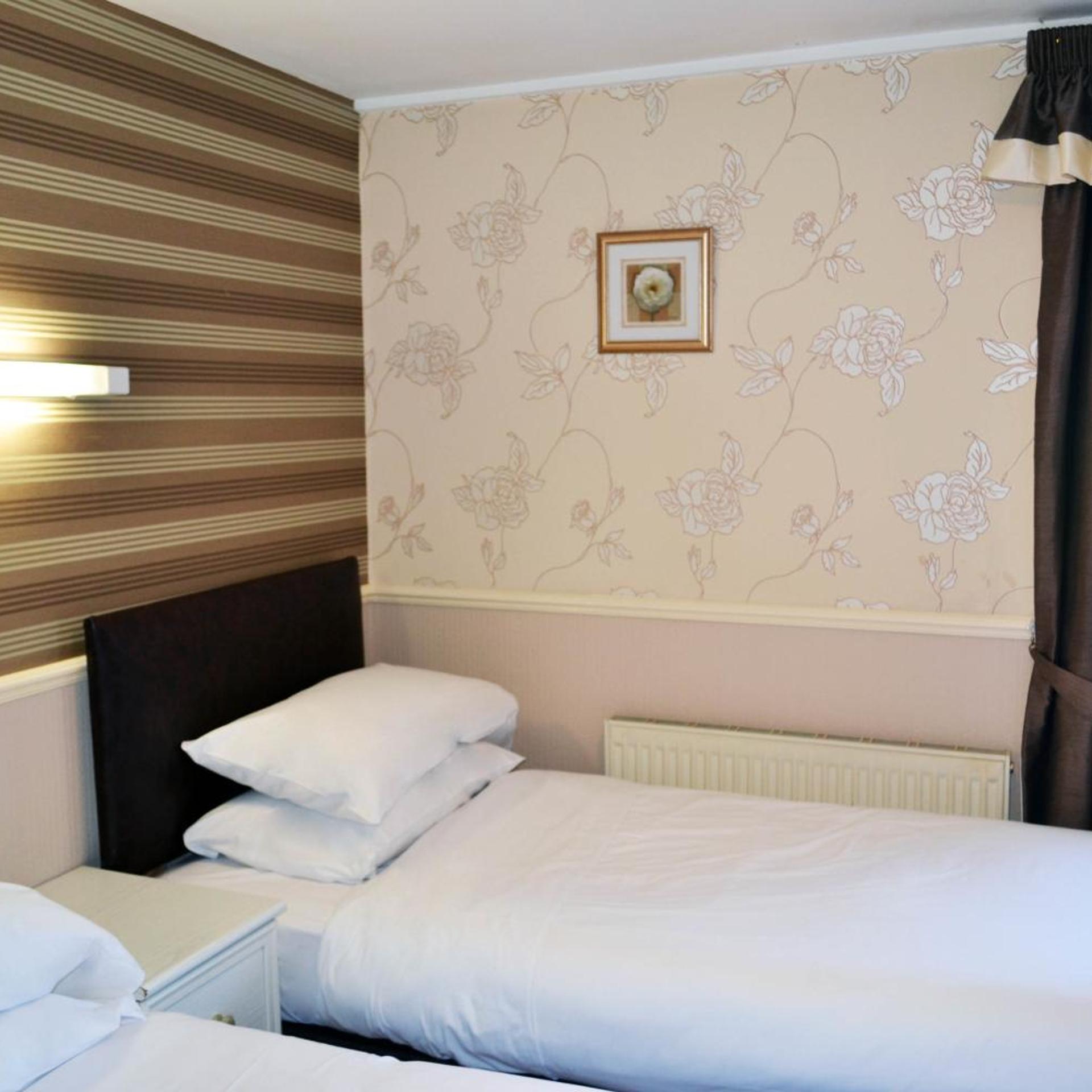 ROOM, TWIN BEDS