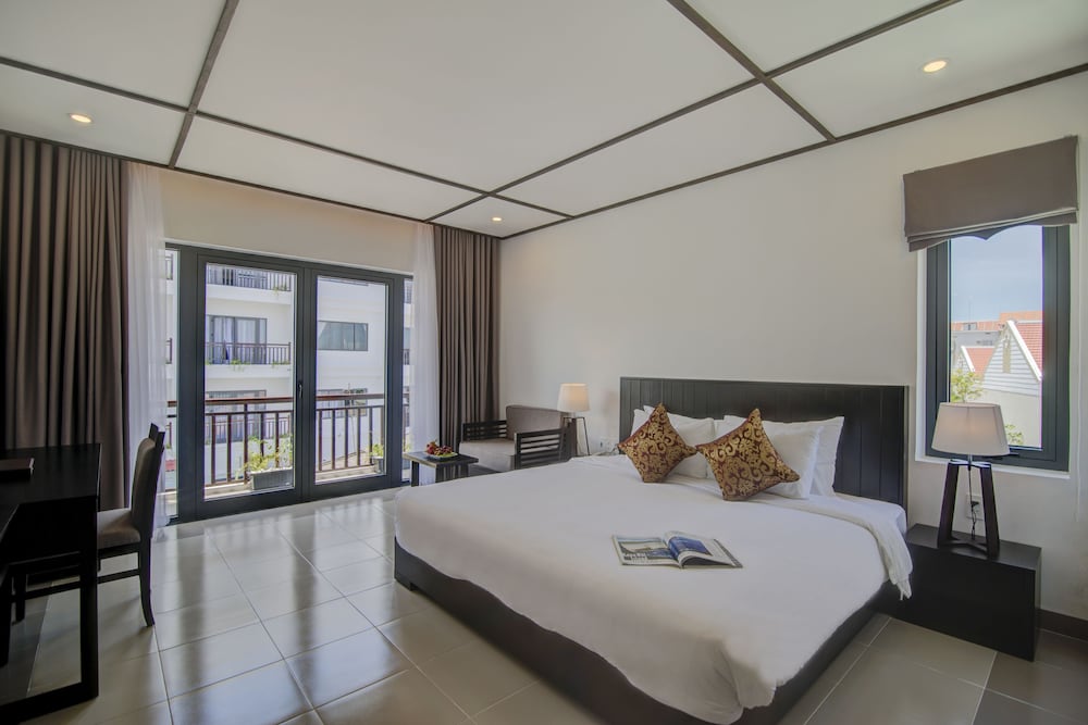 EXECUTIVE, KING BED, POOL VIEW, BALCONY
