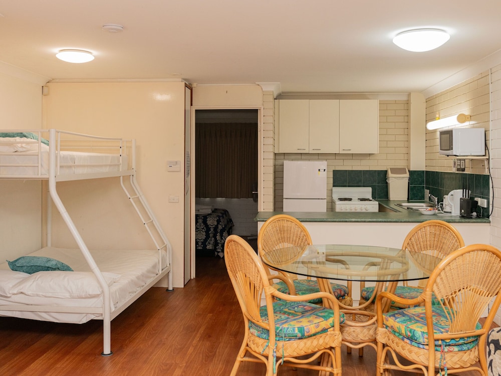 Trickett Gardens Holiday Inn 33/63