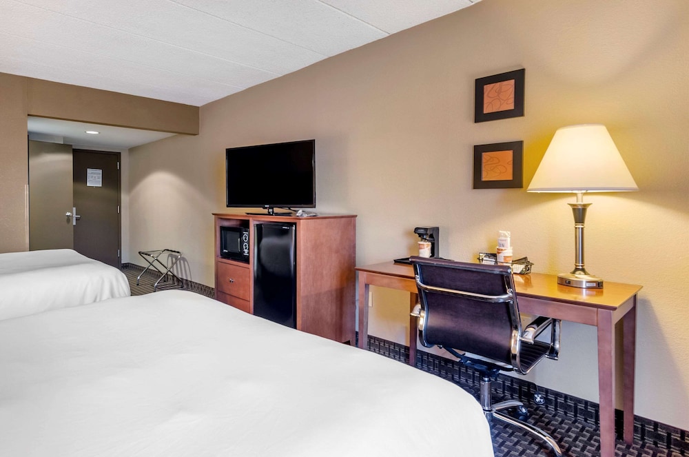 Comfort Inn & Suites Raphine VA 20/34