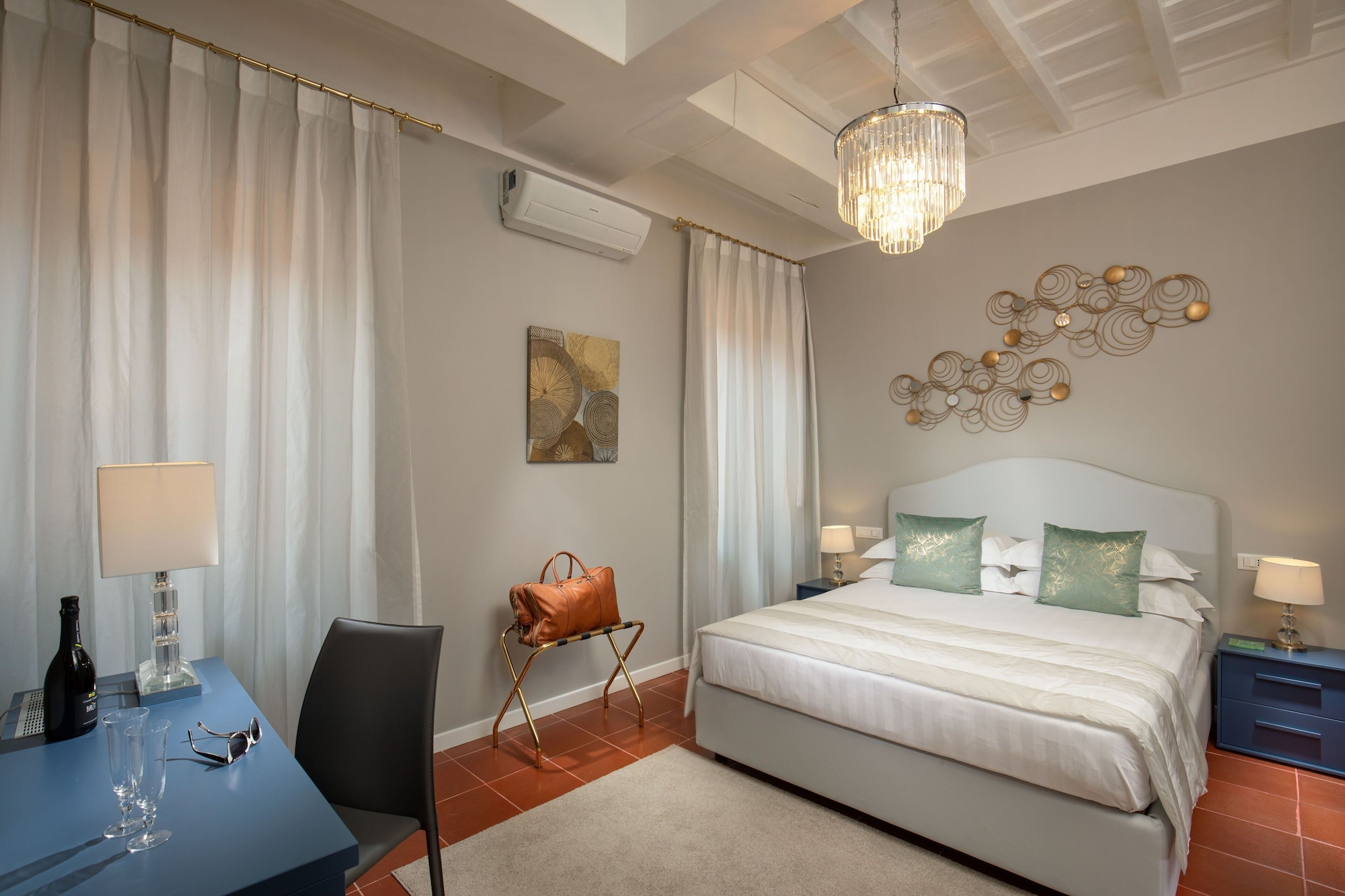 SUPERIOR, QUEEN BED