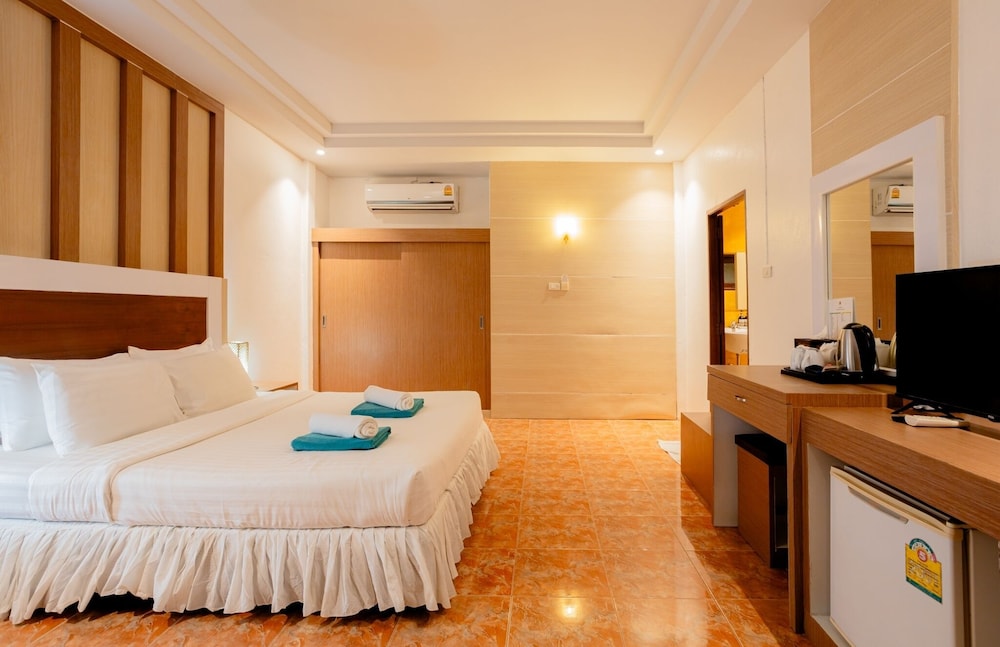 Tonsai Bay Resort 10/50