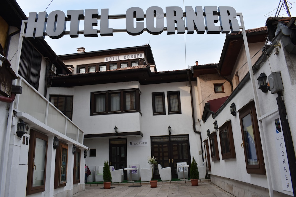 CORNER HOTEL 1/16