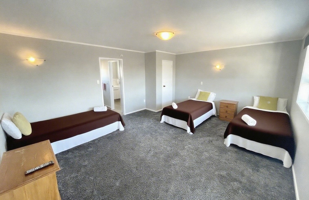 Boundary Court Motor Inn 24/50